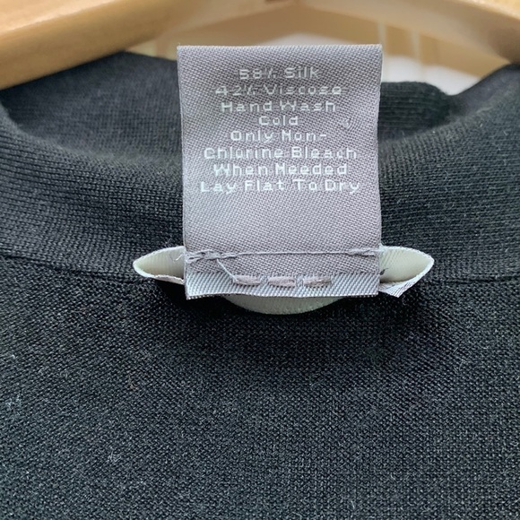 ANN TAYLOR BLACK SLEEVELESS V-NECK SILK BLEND TOP SIZE SMALL - Picture 5 of 6